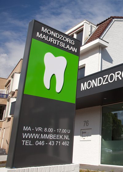 Het naambord van de praktijk